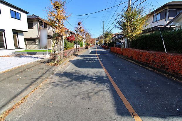 【前面道路含む現地写真】ひとたび扉を開けばそこに待っているのは上質な空間とマイホームでの新生活をイメージさせる優雅なひととき。「この家なら…」ではなく「ここに住みたい♪」と思う感動をお届けいたします。