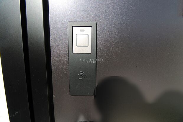 【スマートキー】たくさんお買い物をした時や、お子様を抱っこしながらでも簡単に開けられるのが便利。急いでいる時でも鍵を取り出さずに済みます。