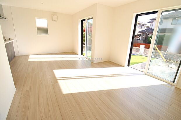 【リビング】仕事、家事、それに育児と忙しく、自分の時間をなかなか取れない毎日。でも、住まいの選び方次第では時間に余裕が生まれ、気持ちもゆったり。趣味だって楽しめるかも♪