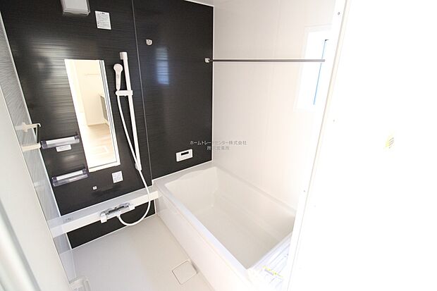 【浴室】毎日の疲れを癒す浴室は１坪タイプです。足を伸ばしてゆっくりとくつろげます。窓があるので、湿気もこもらないのも、うれしいですね♪