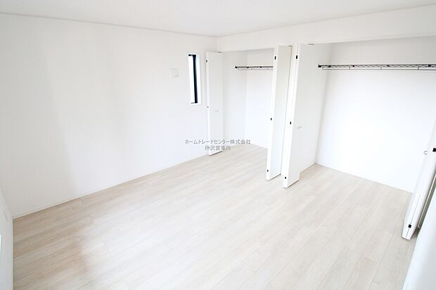 【洋室】充分な広さの収納を備え、普段使いの洋服も選ぶのが楽しくなりそう♪採光良好な洋室は、快適空間。プライベートの時間もゆったりお寛ぎ頂けそうです。