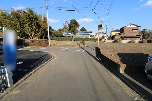 【前面道路含む現地写真】ひとたび扉を開けばそこに待っているのは上質な空間とマイホームでの新生活をイメージさせる優雅なひととき。「この家なら…」ではなく「ここに住みたい♪」と思う感動をお届けいたします。