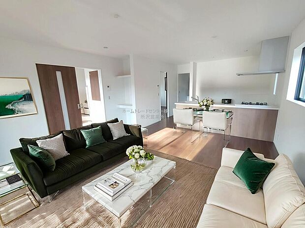 【リビング】明るく開放感のあるリビング。対面式キッチンは、いつでもご家族を感じられる空間作りの重要ポイントになりそうです。※家具をCGで加工しています。家具付き販売ではございません。