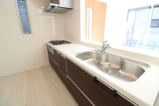 【キッチン】収納力豊富、爽やかなシステムキッチンを用意しております。さっと拭き取るだけで汚れが簡単にとれますので、キッチンスペースをいつでもすっきりとお使い頂けます。