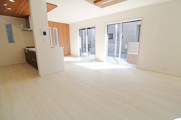 【リビング】明るく開放的な空間が広がる、キッチン・ダイニング・リビング。ホームパーティーでもゲストと一緒に料理を楽しみながら楽しい時間を過ごせそう。