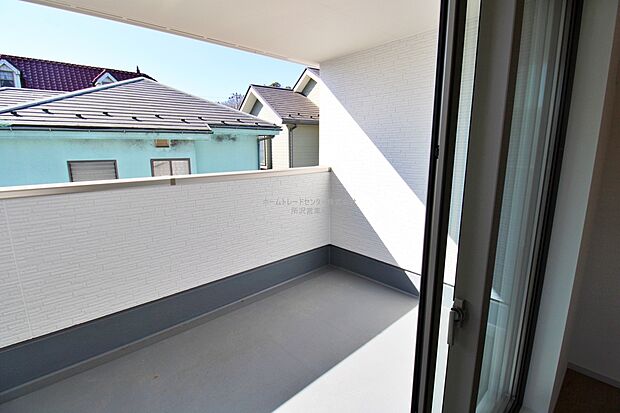 【バルコニー】バルコニーは、洗濯物や布団を干すだけでなく、暖かな陽射しや爽やかな風を存分に取り込み、お部屋に解放感をもたらします☆