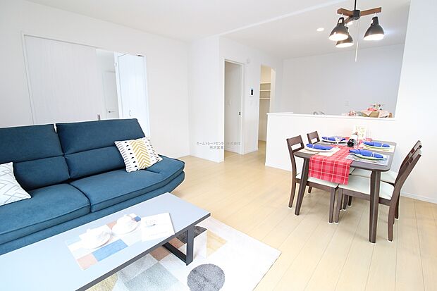 【リビング】仕事、家事、それに育児と忙しく、自分の時間をなかなか取れない毎日。でも、住まいの選び方次第では時間に余裕が生まれ、気持ちもゆったり。趣味だって楽しめるかも♪