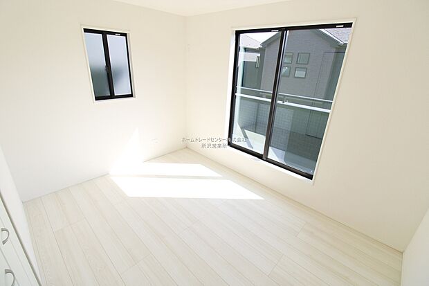 【洋室】お陽さまの光をさわやかな風をたっぷりとりこめます。室内はいつも明るい印象なので気持ちの良い朝を迎えられます。毎日の生活も明るくなりそうです。