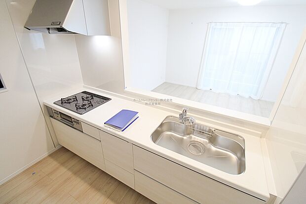 【キッチン】収納力豊富、爽やかなシステムキッチンを用意しております。さっと拭き取るだけで汚れが簡単にとれますので、キッチンスペースをいつでもすっきりとお使い頂けます。