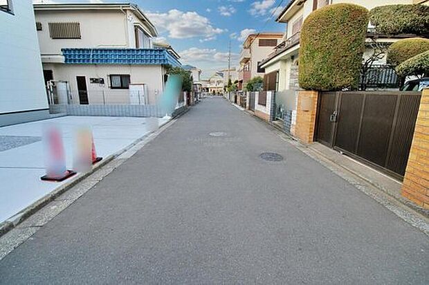 【前面道路含む現地写真】『１号棟』
ひとたび扉を開けばそこに待っているのは上質な空間とマイホームでの新生活をイメージさせる優雅なひととき。「この家なら…」ではなく「ここに住みたい♪」と思う感動をお届けいたします。
