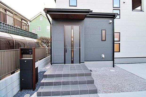 【玄関】スタイリッシュな玄関周り。宅配ボックスを完備しているので宅配便の受け取りを気にする煩わしさがありません。