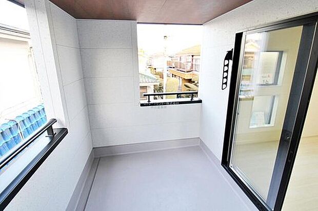 【バルコニー】子どもが小さいと洗濯物が増えがちですが、広いバルコニーでたくさんの洗濯物を干すことができます。