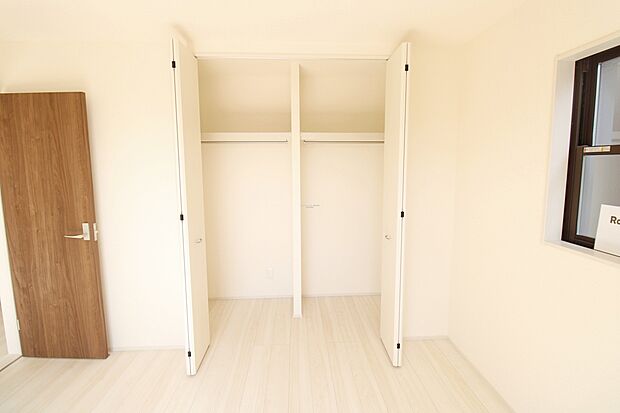 【洋室】充分な広さの収納を備え、採光良好な洋室は、快適空間。自分好みのお部屋で、プライベートの時間もゆったりお寛ぎ頂けそうです。