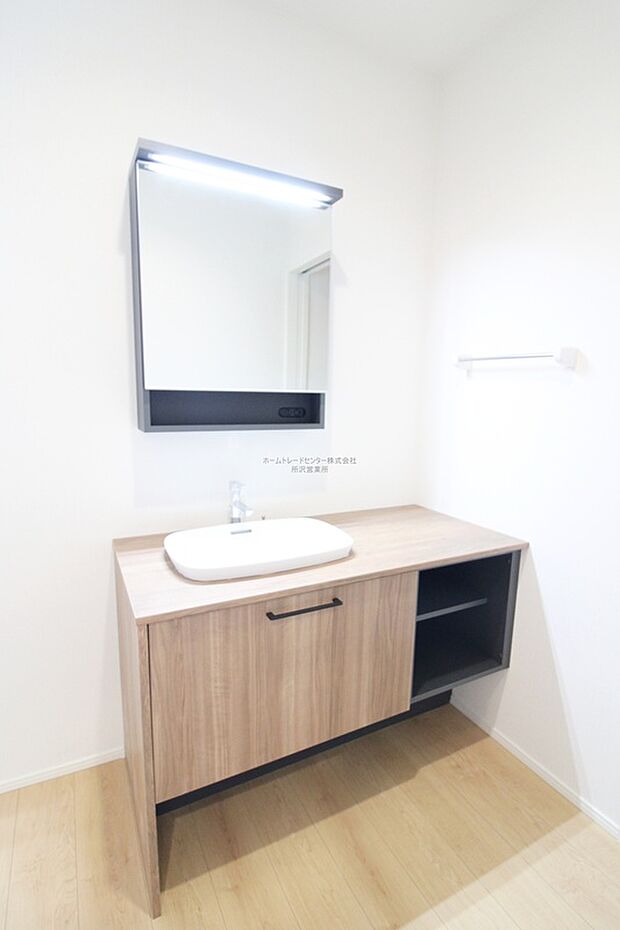 【洗面室】明るく清潔感溢れるサニタリースペース。毎日使う場所だからこそ、快適な空間となっております。