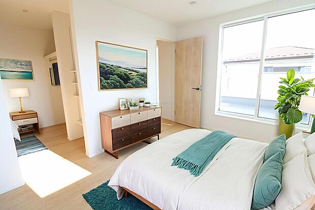 【洋室】日当りの良さは写真でも充分に伝わるかと思いますが、開放感のある周囲にめぐまれたおかげで、風通しもとても良くなっております。※家具をCGで加工しています。家具付き販売ではございません。