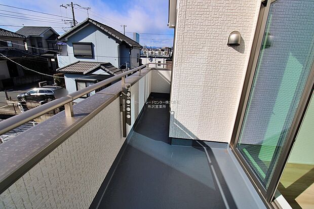 【バルコニー】日当たりのよい広さのあるバルコニー。一度にたくさんの洗濯物を干すことができます。