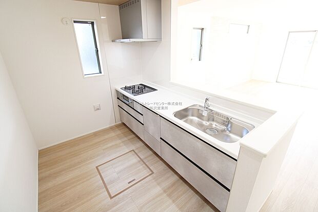 【キッチン】大容量の収納スペースは取り出しやすく、しまいやすいスライドタイプ、大きな鍋などの調理器具や、調味料も出し入れしやすいですね。