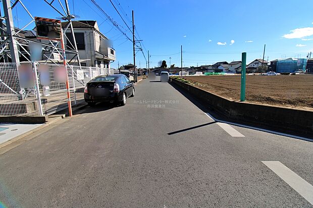 【前面道路含む現地写真】『１号棟』
ひとたび扉を開けばそこに待っているのは上質な空間とマイホームでの新生活をイメージさせる優雅なひととき。「この家なら…」ではなく「ここに住みたい♪」と思う感動をお届けいたします。