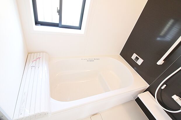 【浴室】毎日の疲れを癒す浴室は１坪タイプです。足を伸ばしてゆっくりとくつろげます。窓があるので、湿気もこもらないのも、うれしいですね♪