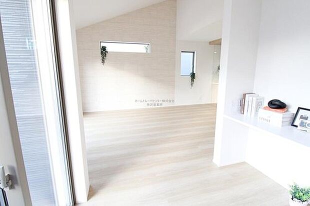 【フリースペース】リビングの横にフリースペースを設けています。家族の気配を感じながら作業できる空間はリビング学習やテレワーク、趣味のスペースに最適です。