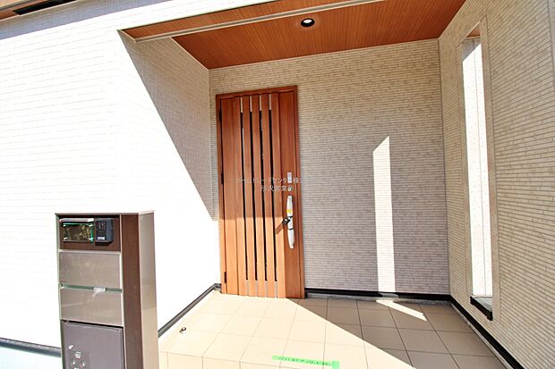 【玄関】スタイリッシュな玄関周り。宅配ボックスを完備しているので宅配便の受け取りを気にする煩わしさがありません。