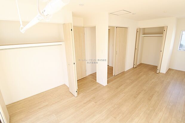 【洋室】２階洋室は２つのお部屋に分けることも可能です。お子様が小さいうちは広く使い、将来はお子様のお部屋として区切ることで家族のプライベートを重視できます。