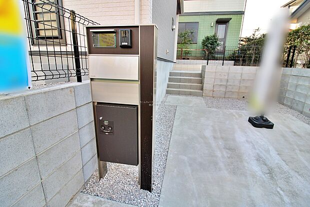 【宅配ボックス】戸建用の宅配ボックスを設置。通販でのお買い物などお荷物が届く予定があっても時間を気にせず外出できるので大変便利です。