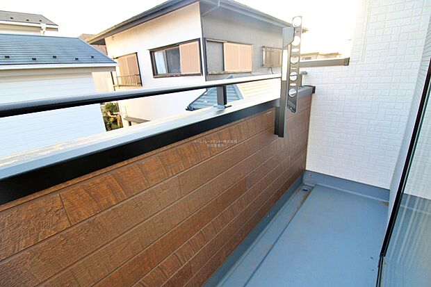 【バルコニー】子どもが小さいと洗濯物が増えがちですが、広いバルコニーでたくさんの洗濯物を干すことができます。