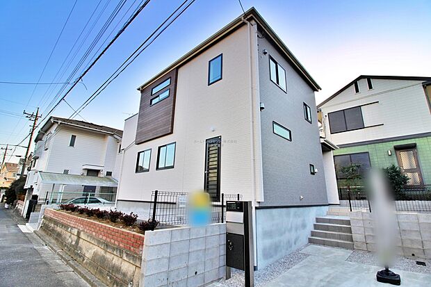 【現地外観写真】『１号棟』
住宅性能評価で耐震等級３（最高等級）を取得！お客様を守る大切な住宅だからこそ、第三者の検査を受けて安心して住んでいただける住宅をご案内させて頂きます。