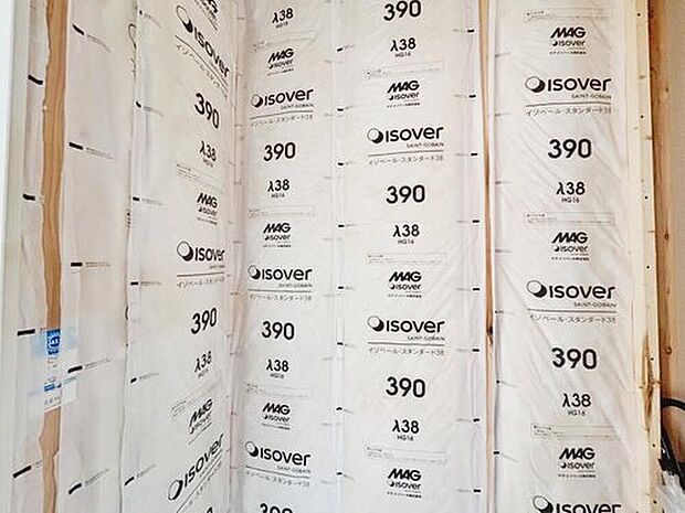 【マイスターが貼るグラスウール断熱材】現場管理者や職人さんに、ガラス繊維協会の実践するマイスター認定の取得を奨励し、断熱材自体の貼りやすさの研究も行い、キレイに貼りやすい断熱材の開発と貼り方の施工技術を構築し、実践しています。