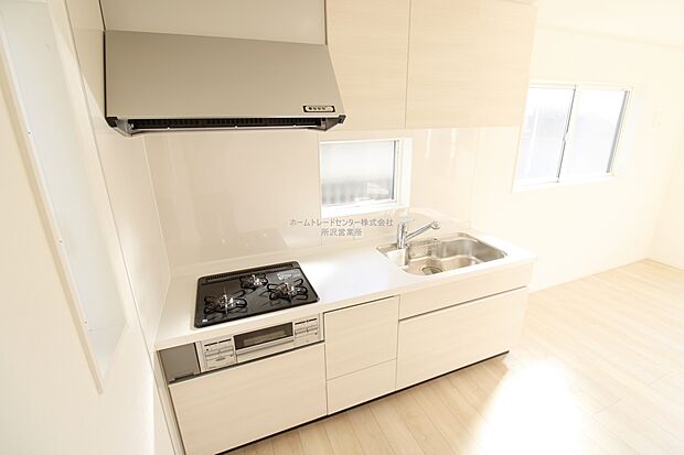 【キッチン】収納力豊富、爽やかなシステムキッチンを用意しております。さっと拭き取るだけで汚れが簡単にとれますので、キッチンスペースをいつでもすっきりとお使い頂けます。