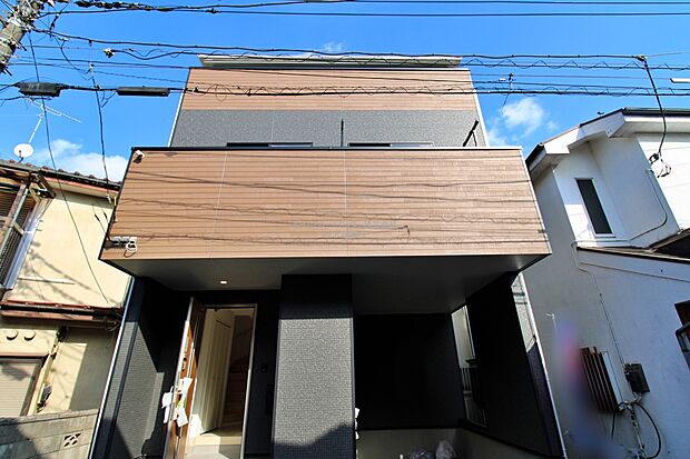 【現地外観写真】『１号棟』
住宅性能評価で耐震等級３（最高等級）を取得！お客様を守る大切な住宅だからこそ、第三者の検査を受けて安心して住んでいただける住宅をご案内させて頂きます。