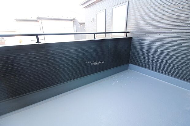 【バルコニー】子どもが小さいと洗濯物が増えがちですが、広いバルコニーでたくさんの洗濯物を干すことができます。