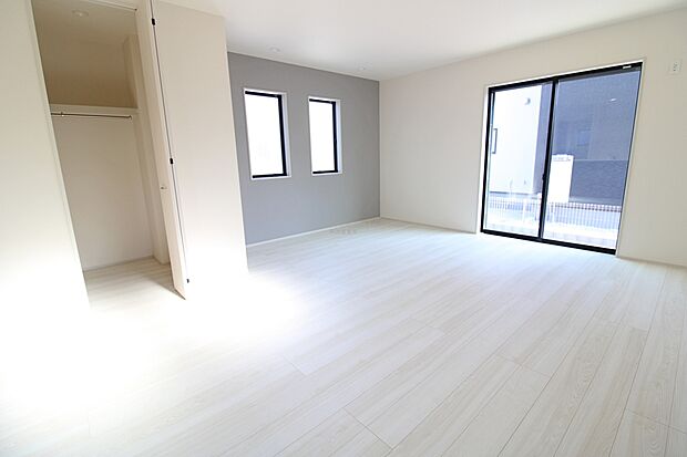 【リビング】広々としたLDKに、自分好みのインテリアでレイアウト。季節ごとに模様替えなども、楽しみの一つとなりそうです。