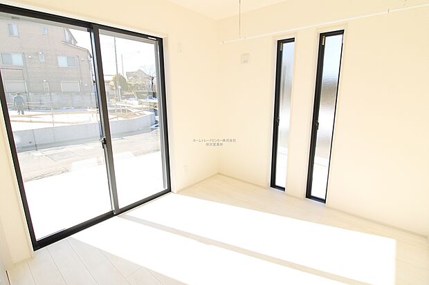 【洋室】お子様の遊び場やお昼寝スペースとしてなど、リビング横の洋室を開放し広々とお使い頂けます。突然の来客時には戸を閉めて視線を遮る事も可能です。