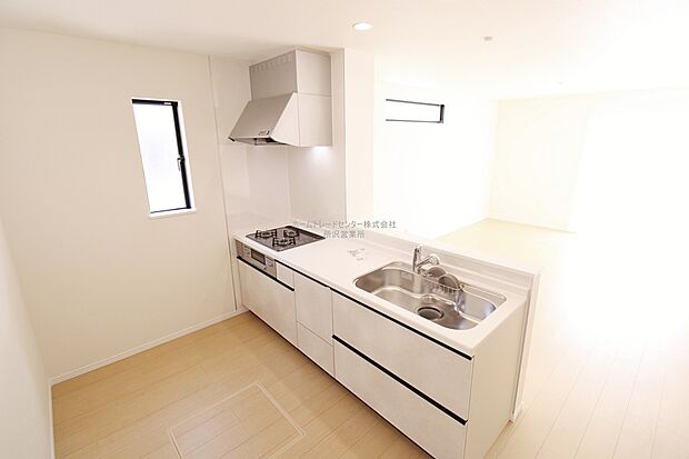 【キッチン】収納力豊富、爽やかなシステムキッチンを用意しております。さっと拭き取るだけで汚れが簡単にとれますので、キッチンスペースをいつでもすっきりとお使い頂けます。