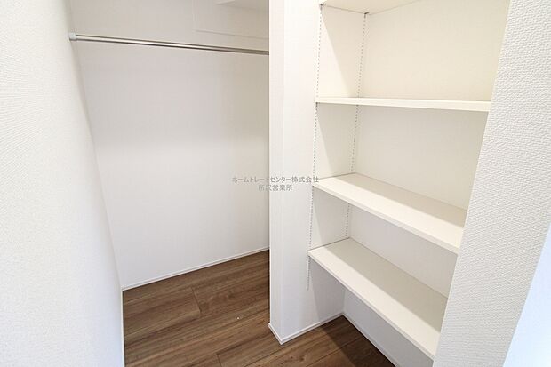 【リビング】リビングの一角に収納コーナーを設置。可動棚やハンガーパイプ付きですっきりと収納できそうです。ファミリークロークやおもちゃの収納など多用途にお使いいただけます♪