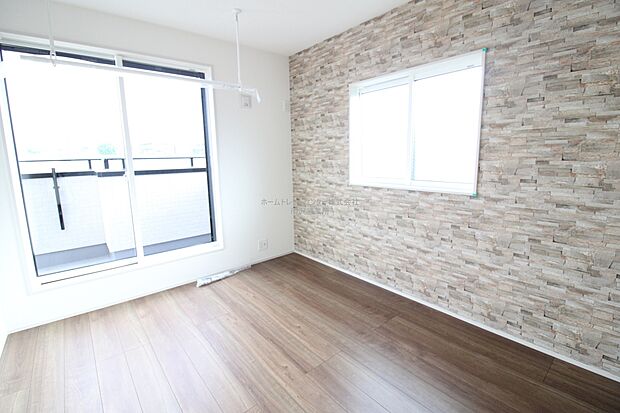 【洋室】建物全体の窓の数が多く、換気性能に優れた物件です。窓を開ければ家中を気持ちの良い風が通り抜け、いつもさわやかなお住まいとなります。