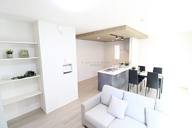 【リビング】『LDKは家族だんらんをデザイン』家族が集まり一緒の時間がすごせる工夫がされております。何気ない一日のひとコマが何者にも代えがたい宝物になることでしょう♪