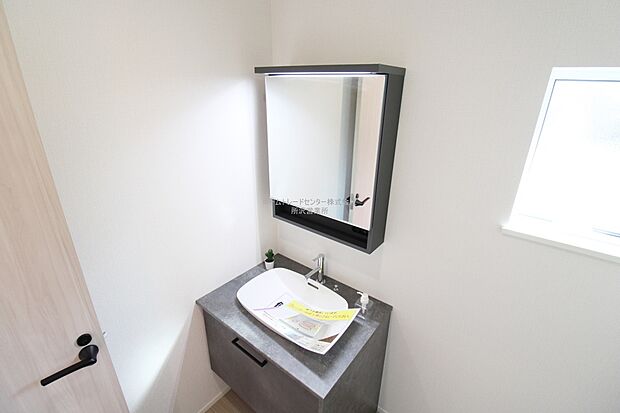 【洗面所】明るく清潔感溢れるサニタリースペース。毎日使う場所だからこそ、快適な空間となっております。