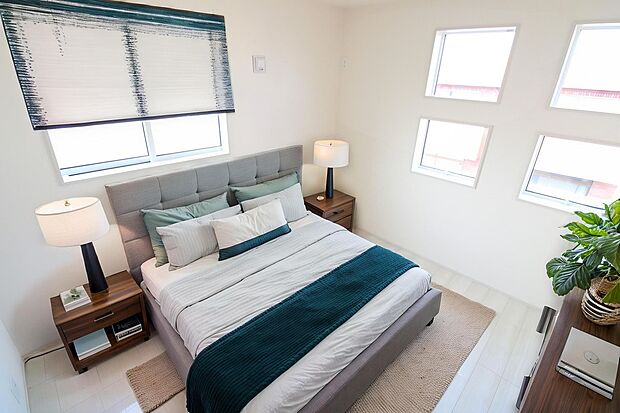 【洋室】大きなベッドを置いてもゆとりのある広さ！収納完備しておりますので、家具が少なくて済みます！お掃除もラクラクですね♪※家具をCGで加工しています。家具付き販売ではございません。