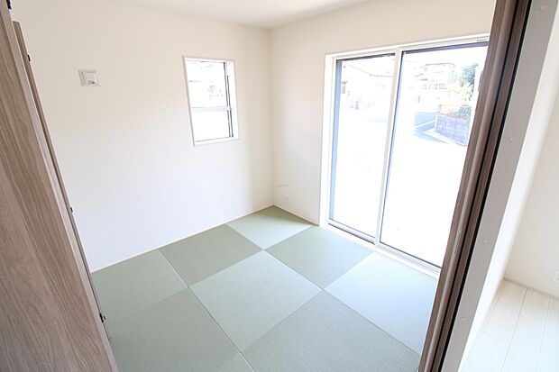 【和洋室】お子様の遊び場や、お昼寝スペースとして。和洋室を開放すると、広々とお使い頂けます。突然の来客時には、戸を閉めて視線を遮る事も可能です。