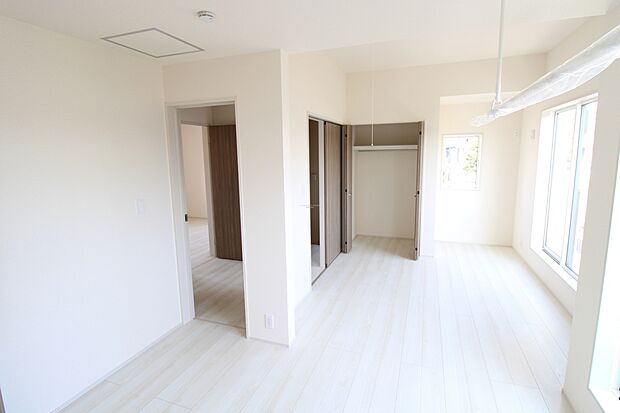 【洋室】２階洋室は２つのお部屋に分けることも可能です。お子様が小さいうちは広く使い、将来はお子様のお部屋として区切ることで家族のプライベートを重視できます。