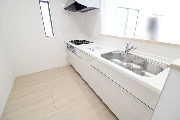 【キッチン】収納力豊富、爽やかなシステムキッチンを用意しております。さっと拭き取るだけで汚れが簡単にとれますので、キッチンスペースをいつでもすっきりとお使い頂けます。