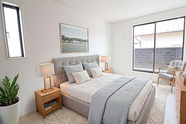 【洋室】日当りの良さは写真でも充分に伝わるかと思いますが、開放感のある周囲にめぐまれたおかげで、風通しもとても良くなっております。※家具をCGで加工しています。家具付き販売ではございません。