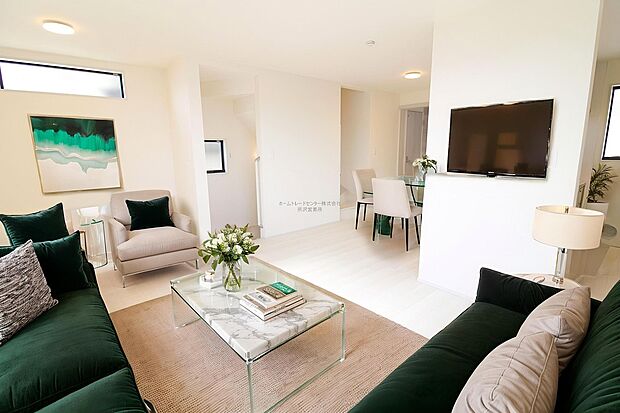 【リビング】広々とした開放感あふれるリビングです。ご家族でインテリアのレイアウトを考えるのも楽しみになりそうです。※家具をCGで加工しています。家具付き販売ではございません。