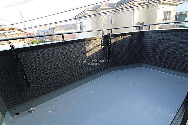 【バルコニー】広々としたバルコニーならシーツなど大きな洗濯物もらくらく干せます。観葉植物を置いたり、料理に使えるハーブを育てたり、ガーデンニングを楽しむスペースも十分。