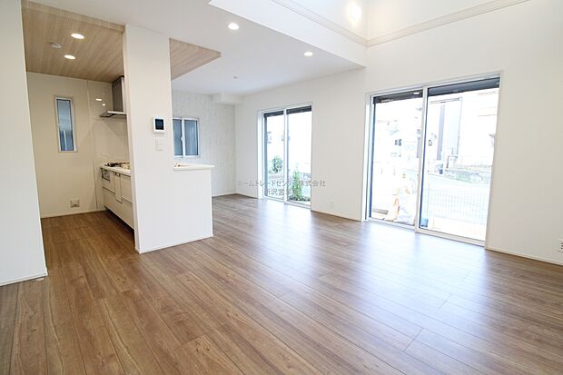 【リビング】明るく開放的な空間が広がる、キッチン・ダイニング・リビング。ホームパーティーでもゲストと一緒に料理を楽しみながら楽しい時間を過ごせそう。