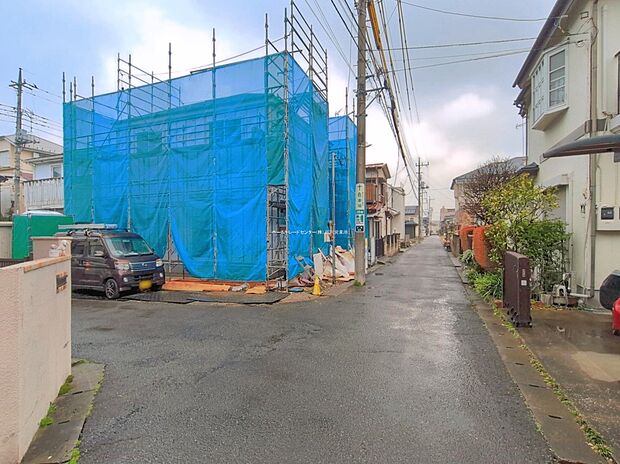 【前面道路含む現地写真】『１号棟』
ひとたび扉を開けばそこに待っているのは上質な空間とマイホームでの新生活をイメージさせる優雅なひととき。「この家なら…」ではなく「ここに住みたい♪」と思う感動をお届けいたします。