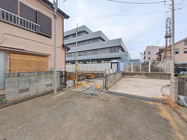 【前面道路含む現地写真】『1号棟』
ひとたび扉を開けばそこに待っているのは上質な空間とマイホームでの新生活をイメージさせる優雅なひととき。「この家なら…」ではなく「ここに住みたい♪」と思う感動をお届けいたします。